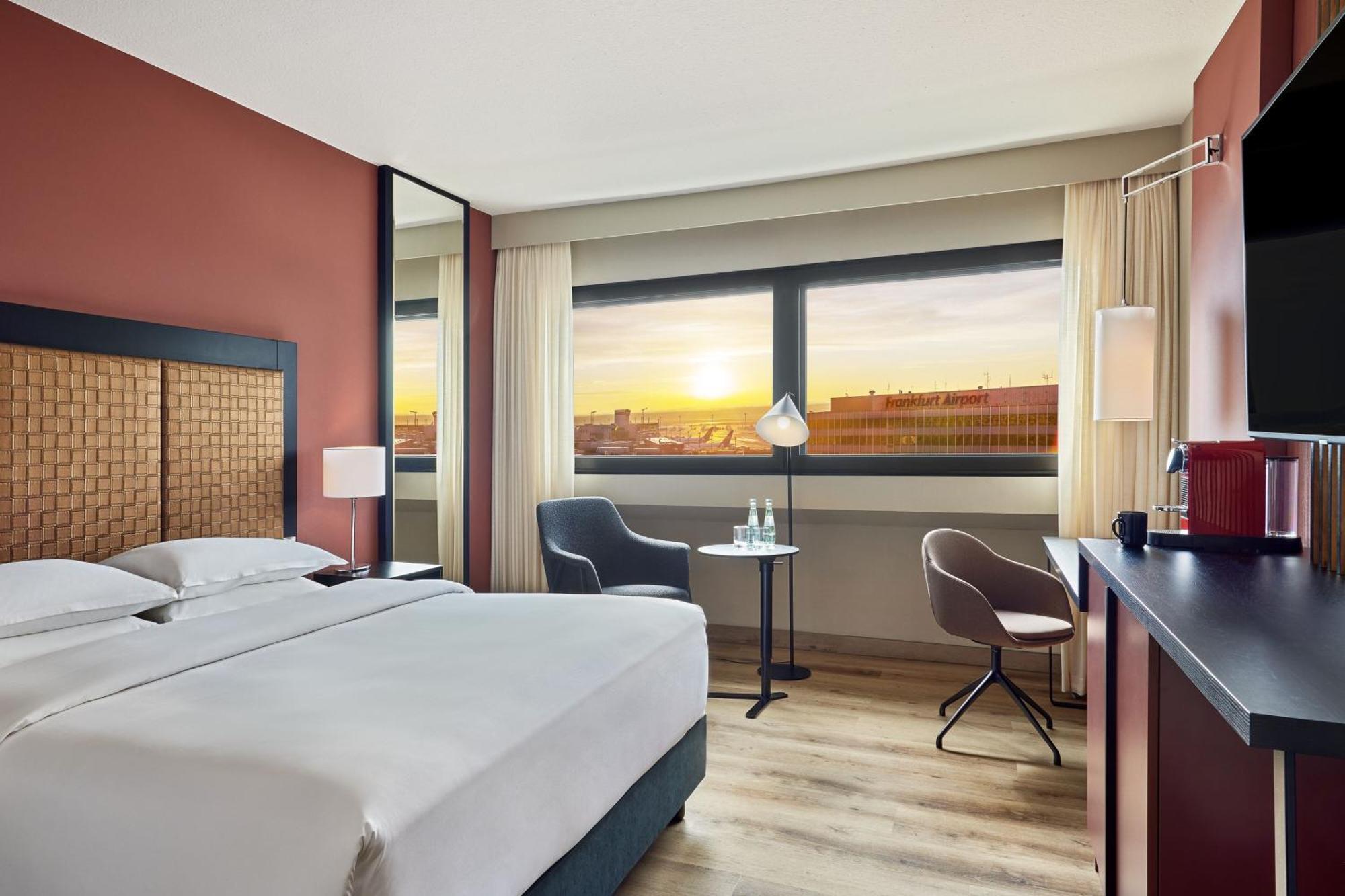 Sheraton Club Room Club lounge access Guest room 1 King or 1 Queen